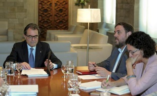Le président catalan Artur Mas (G) lors d'une réunion le 3 octobre 2014 à Barcelone