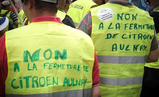Manifestation de salariés devant le siège parisien de PSA Peugeot Citroën le 28 juin 2012.