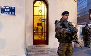 Des soldats en faction le 21 janvier 2015 devant une synagogue de Neuilly-sur-Seine, près de Paris, dans le cadre de l'opération Vigipirate