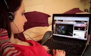 Une internaute regarde une vidéo sur Dailymotion.