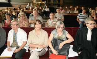 Les victimes de l'association SOS Irradiés et leur avocat.