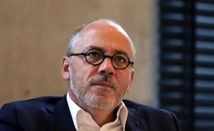 Le PDG de Orange Stéphane Richard (g) lors d'une réunion au siège du groupe à Tel Aviv le 11 juin 2015