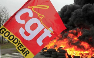 Le drapeau de la CGT devant l'usine Goodyear d'Amiens le 26 février 2013.