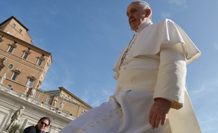 Le Pape François arrivant sur la place Saint Pierre au Vatican.