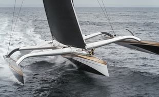 Le maxi trimaran Spindrift 2, ici en octobre 2017 au large de la Trinité-sur-Mer.