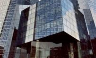Après la mise en examen de Jérôme Kerviel, les juges vont s'attacher à décortiquer les mécanismes bancaires ayant conduit à la perte record de la Société Générale qui s'est constituée partie civile, mardi, mais dont la responsabilité a été mis en cause par le trader.