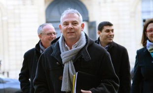 Le président François Hollande doit "sortir" de "sous les jupons d'Angela Merkel" et "arrêter de prendre des leçons ailleurs", a estimé mardi le secrétaire général de la CGT Thierry Lepaon.