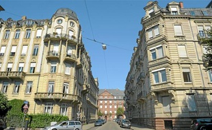 La rue du Maréchal-Foch est un exemple du patrimoine architectural de la Neustadt.