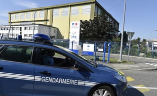 Une voiture de gendarmerie à l'entrée du site de la DGA le 5 août 2015 à Toulouse