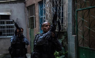 La police militaire en patrouille dans une favelas de Rio de Janeiro, le 1er avril 2015