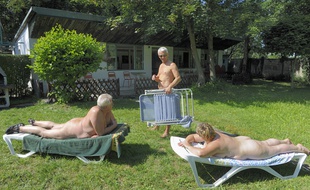 Geispolsheim le 11 juillet 2011. Au centre naturistes d'Alsace. La joie de vivre.
