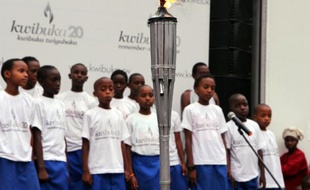 Des enfants devant la "flamme du souvenir", le 20 février 2014 à Rubavu, où des milliers de Tutsi ont été tués en 1994