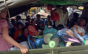 Des Cambodgiens sont redirigés le 17 juin 2014 depuis la ville de Poipet, principal poste frontière avec leur voisin thaïlandais, vers leur province d'origine après avoir fui la Thaïlande qui a décidé de mener une opération de lutte contre l'immigration illégale