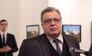 L'ambassadeur russe en Turquie est décédé après avoir été blessé par balle, le 19 décembre 2016. Le tueur est policier.