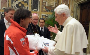 Le pape Benoît XVI a fait l'éloge du ski qui aide à développer "la ténacité pour surmonter les difficultés" et se pratique dans un environnement "qui nous fait sentir petits", ramenant l'homme à sa vraie dimension, en recevant une délégation de moniteurs lundi.