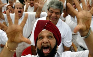 Des membres du club du rire en pleine session à Mumbai, Inde, le 4 mai 2008.