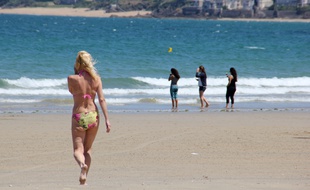 Illustration d'une femme allant se baigner à Saint-Malo.