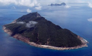 Trois navires gouvernementaux chinois sont entrés lundi dans les eaux territoriales d'îles administrées par le Japon mais revendiquées avec force par la Chine, ont annoncé les garde-côtes nippons.