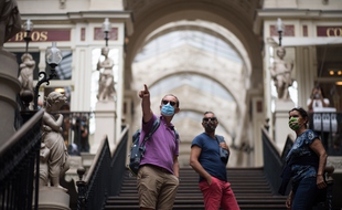 Des visiteurs masqués dans le passage Pommeraye à Nantes.