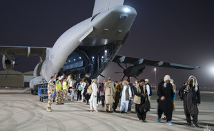 Des civils évacués à laéroport de Kaboul, en Afghanistan, par larmée française dans lopération Apagan, le 26 août 2021.