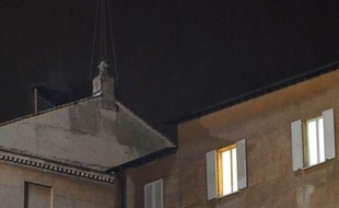Les 115 cardinaux électeurs reprennent ce mercredi le chemin de la Chapelle Sixtine à partir de 08H30 GMT pour poursuivre leur conclave, après un premier vote mardi qui s'est terminé par l'apparition d'une fumée noire, signe qu'aucun pape n'a été élu pour succéder à Benoît XVI.