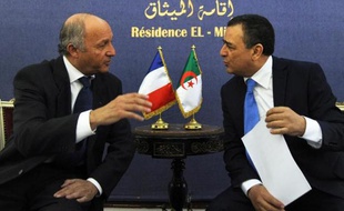 Le ministre de l'industrie et des mines Abdeslam Bouchouareb (droite) et le ministre des Affaires étrangères Laurent Fabius à Alger le 9 juin 2014