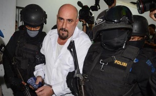 Serge Atlaoui le 11 mars 2015 escorté par la police indonésienne à Tangerang dans la banlieue de Jakarta