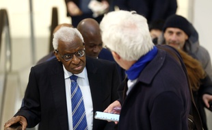 A gauche, Lamine Diack