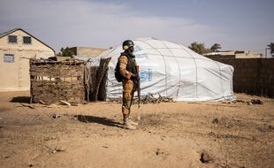Un militaire dans le nord du Burkina Faso le 3 février 2020 (illustration).