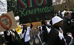 Soixante-deux personnes ont été tuées et 670 blessées en Afrique du Sud au cours de la récente vague de violences xénophobes, a indiqué samedi la police révisant à la hausse un précédent bilan de 56 morts.