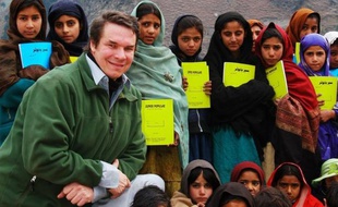 L'écrivain et philanthrope américain Greg Mortenson, nommé pour le Nobel de la paix pour son travail en Afghanistan et au Pakistan, a été sommé de rembourser un million de dollars à la fondation qu'il a créée, suite à une série de manquements graves dans sa gestion