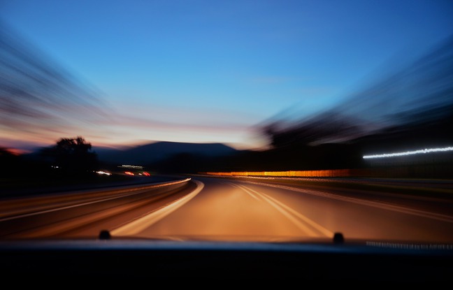 Etats-Unis : Une voiture chute de 20 mètres sur l'autoroute, le conducteur est indemne