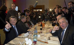 Jean-Louis Borloo (G) participe avec le président du Sénat Gérard Larcher (D) à un «dîner de la République» le 9 décembre 2010 à Paris.