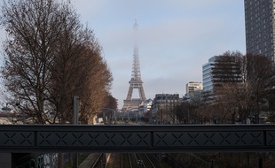 Paris, samedi 10 décembre 2016, la Tour EIffel sous un nuage de pollution aux particules fines.