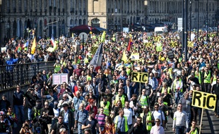Plusieurs milliers de manifestants ce samedi pour l'acte XX des gilets jaunes à Bordeaux. //AMEZUGO_10040/1903302235/Credit:UGO AMEZ/SIPA/1903302238