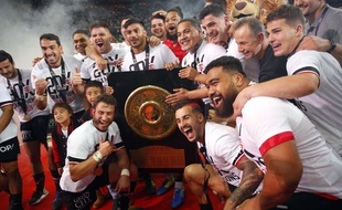 Les joueurs du Stade Toulousain avec leur 20e Brennus sur la pelouse du Stade de France.
