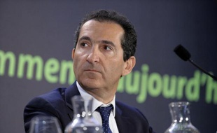 Le patron d'Altice, Patrick Drahi, confiant en son projet de mariage entre sa filiale Numericable et SFR, deuxième opérateur télécoms français lors d'une conférence de presse le 17 mars 2014