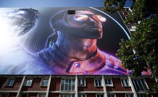 Une fresque représente les deux frères Ademo et N.O.S du groupe français PNL, à Ivry-sur-Seine dans le quartier Gagarine où ils ont grandi.