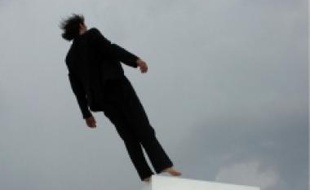 Yoann Bourgeois danse en équilibre.