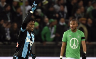 Sous le regard dépité de Pierre-Yves Polomat, Michy Batshuayi célèbre le troisième succès de rang de l'OM à l'extérieur.