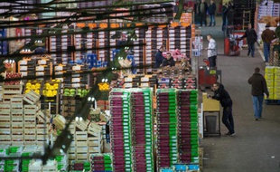 La section "fruits et légumes" du marché de Rungis, le 20 décembre 2012
