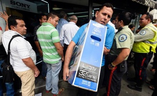 Les magasins d'électroménager sont pris d'assaut au Venezuela depuis que le président Nicolas Maduro a ordonné une baisse des prix de ces produits dans l'intention de lutter contre une inflation record.