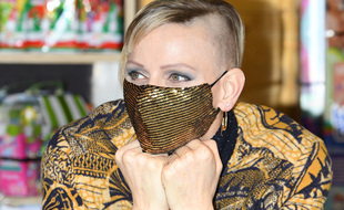 Charlène de Monaco dans un style très rock lors d'une distribution de cadeaux le 16 décembre 2020 à Monaco.