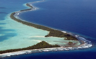 L'atoll de Funafuti, où vit près de la moitié de la population des Tuvalu, le 19 février 2004.