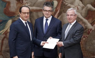 François Hollande avec les députés Jean Leonetti (d) et Alain Claeys (g) lors de la remise de leur rapport sur la fin de vie, le 12 décembre 2014 à l'Elysée