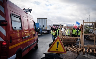 Barrage filtrant des gilets jaunes autour d'un rond-point a Montargis.