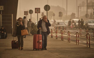 Deux passagers à la sortie de l'aéroport de Tenerife, en Espagne, le 22 février 2020.
