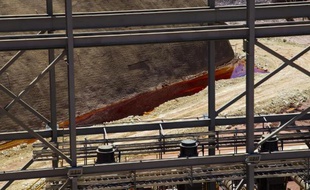 Vue d'un cours d'eau coloré par le mélange de minéraux et d'acide sulfurique, le 13 août 2014, à l'intérieur de la mine de cuivre Buenavista, au nord-ouest du Mexique