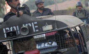 Deux travailleurs humanitaires, un Italien et un Allemand, ont été enlevés jeudi dans le centre du Pakistan, a-t-on appris vendredi de sources concordantes.