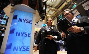 Wall Street débutait la séance en baisse lundi, les courtiers surveillant la situation dans la zone euro en l'absence de données économiques importantes aux Etats-Unis: le Dow Jones reculait de 0,14% et le Nasdaq de 0,38%.